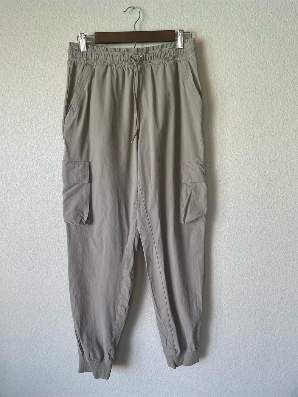 Alo Yoga Men’s Tan Cargo Jogger Pants Medium M Performance Quick Dry